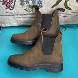 Blundstone Dark Olive Brown Chelsea Boots New in Box